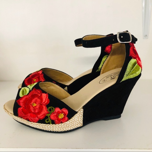 Mexican Embroidered Red Roses Wedge Sandals - Picture 6 of 7